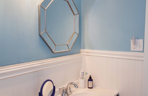 Madison Center Maison | Charming Honeymoon Beach Cottage Steps Away from East Wharf Beach