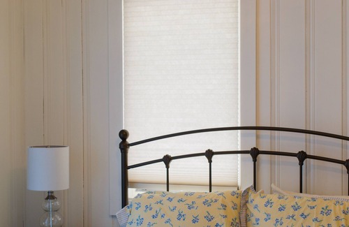 Madison Center Maison | Charming Honeymoon Beach Cottage Steps Away from East Wharf Beach