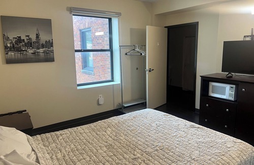 Rochester Hôtel | Charming Hotel Rooms w/ bar, pool tables, dart board and restaurant downstairs