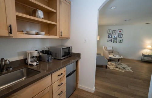 Kyle Appartement | Charming hotel suite with stunning views of the Texas Hill Country.