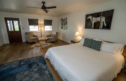 Kyle Appartement | Charming hotel suite with stunning views of the Texas Hill Country.