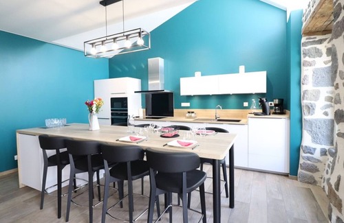 Anglards-de-Salers Cottage | Maison de charme avec balcon, proche de Salers et Puy Mary, équipements modernes, parking privé.