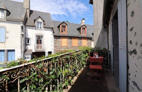 Anglards-de-Salers Cottage | Maison de charme avec balcon, proche de Salers et Puy Mary, équipements modernes, parking privé.