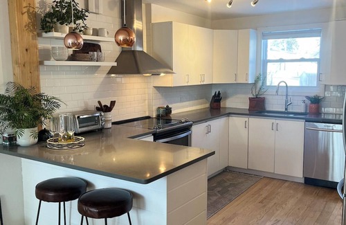Hull Maison | Charming House, 5 Minutes to Chelsea & 10 Minutes from Ottawa Byward Market