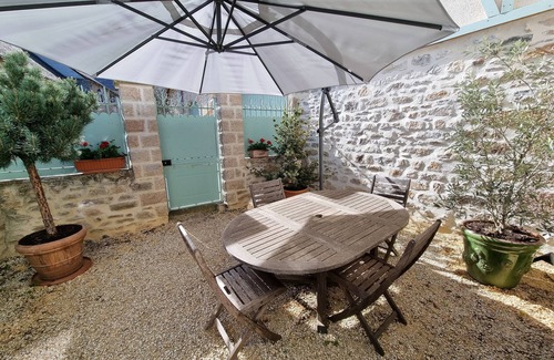 Le Lonzac Maison | Maison de charme et sa terrasse au cœur de son village