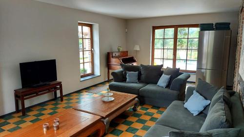 Eprave Maison | Charming House & Garden in Rochefort - Boules & Terraceb