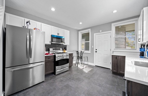 Avalon Park Maison | Charming house in amazing Chicago with WiFi and AC. Close to many restaurants.