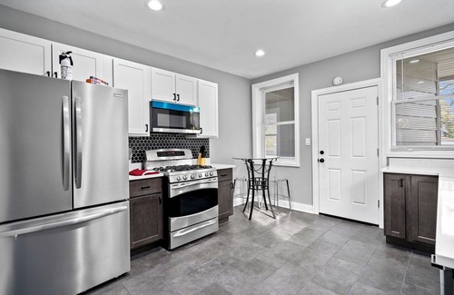 Avalon Park Maison | Charming house in amazing Chicago with WiFi and AC. Close to many restaurants.