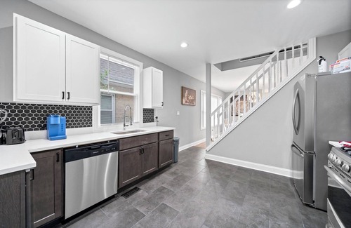Avalon Park Maison | Charming house in amazing Chicago with WiFi and AC. Close to many restaurants.