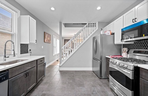 Avalon Park Maison | Charming house in amazing Chicago with WiFi and AC. Close to many restaurants.