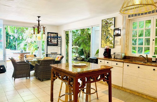 Navarro Maison | A private oasis with local charm.