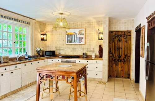 Navarro Maison | A private oasis with local charm.