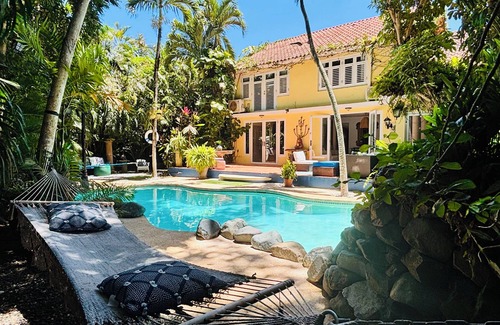 Navarro Maison | A private oasis with local charm.