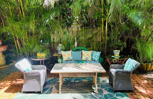 Navarro Maison | A private oasis with local charm.