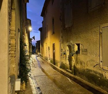 Venasque Appartement | Charming house in the village center of Venasque