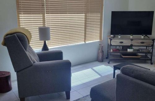 Tempe Maison | Charming House Pool Near Kiwanis Park Freeways