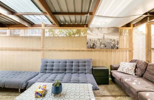 Altona Meadows Maison | Charming house, Walk to Station and Shopping Centre - Central to Everything!