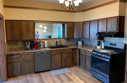 Lansing Township Maison | Charming House with Amazing Views! Next to Marina and Tiki Bar