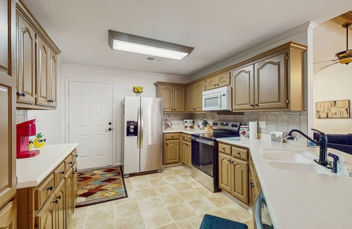 Conway Maison | Charming House with Cozy Fireplace, Patio, and Washer & Dryer