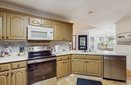 Conway Maison | Charming House with Cozy Fireplace, Patio, and Washer & Dryer