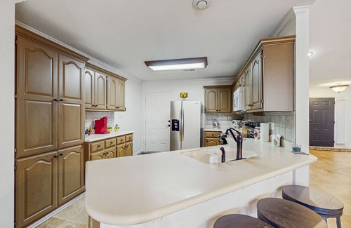 Conway Maison | Charming House with Cozy Fireplace, Patio, and Washer & Dryer