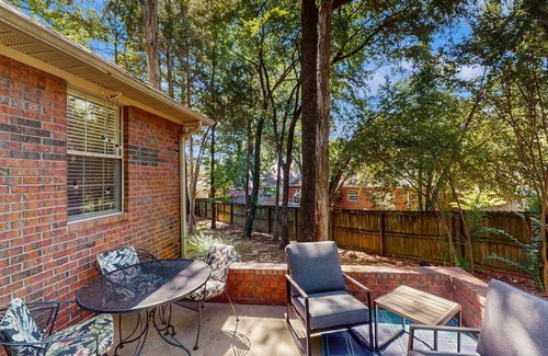 Conway Maison | Charming House with Cozy Fireplace, Patio, and Washer & Dryer