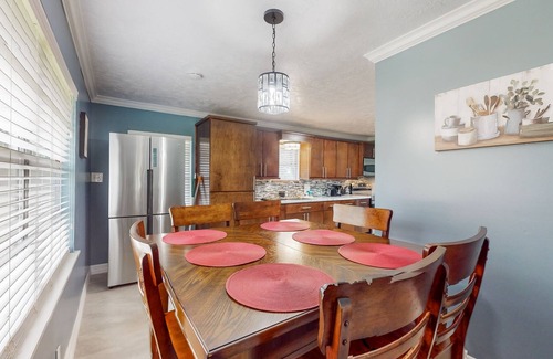Porter Maison | Charming house with enclosed backyard, Hammock and W/D