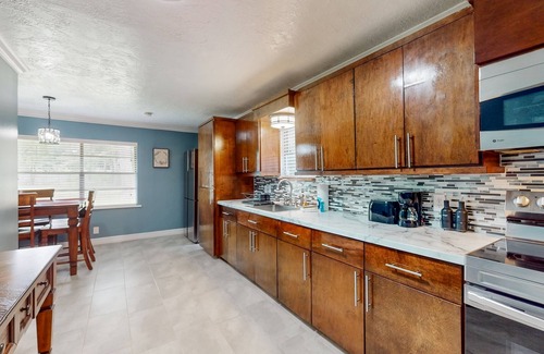 Porter Maison | Charming house with enclosed backyard, Hammock and W/D