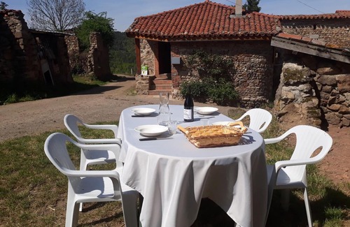 Pralong Cottage | Charmante maison avec poêle et salon ombragé à Pralong