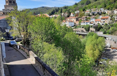 Royat Maison | Maison de charme avec terrasse et garage fermé proche des volcans