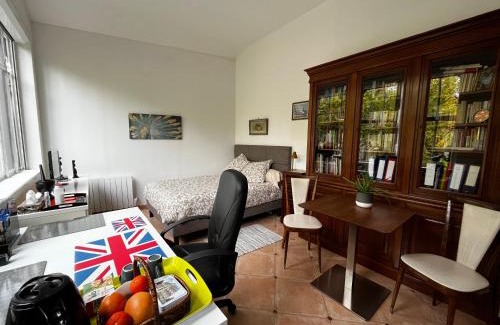 Le Parc Saint-Maur Appartement | Charming independent guest house - spacious studio with terrace and garden, 25 minutes from Paris