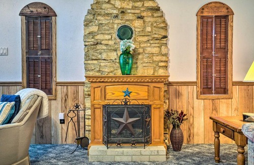 Ingram Maison | Charming Ingram Home with Yard and Furnished Patio!