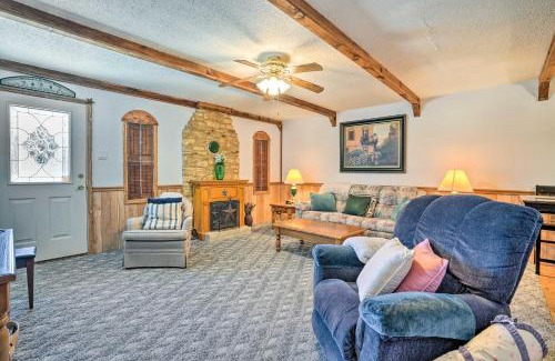 Ingram Maison | Charming Ingram Home with Yard and Furnished Patio!