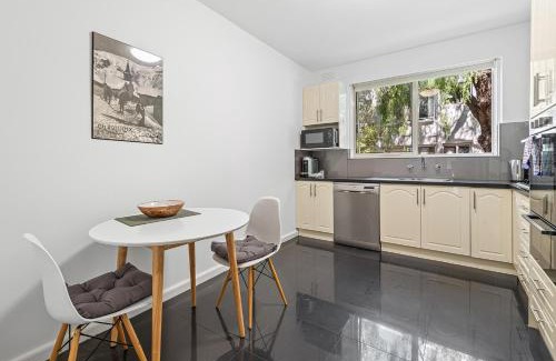 Toorak Appartement | Charming Inner-City Stay- Space, Style & Location