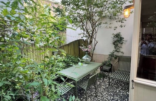 Canal Ring Appartement | Charming Jordaan Garden Apartment - Stylish Stay in the Heart of Amsterdam