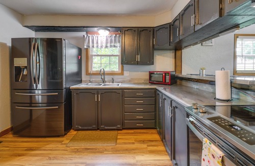 Newkirk Maison | Charming Kaw Lake Country Home w/ Game Room!