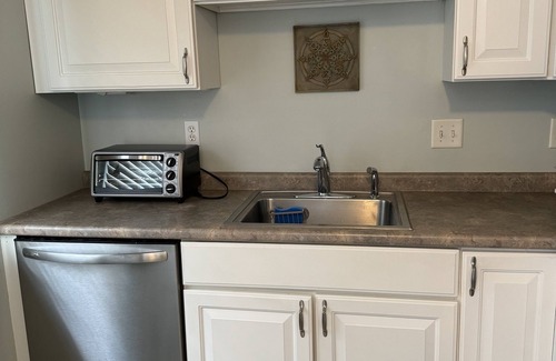 Locke Lake Colony Maison | Charming Lake Community Bungaloo. Comfortable living with 86 inch tv!