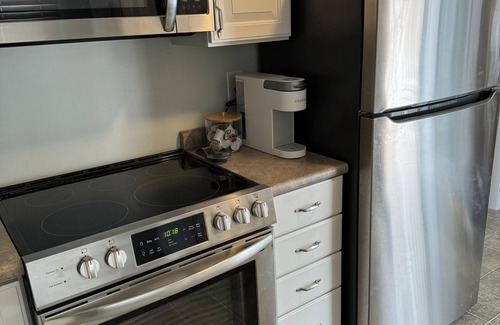 Locke Lake Colony Maison | Charming Lake Community Bungaloo. Comfortable living with 86 inch tv!
