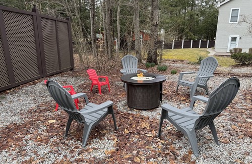 Locke Lake Colony Maison | Charming Lake Community Bungaloo. Comfortable living with 86 inch tv!