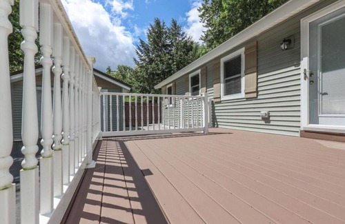 Locke Lake Colony Maison | Charming Lake Community Bungaloo. Comfortable living with 86 inch tv!