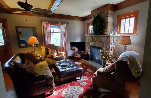 Lehman Maison | Charming lake front craftsman cottage