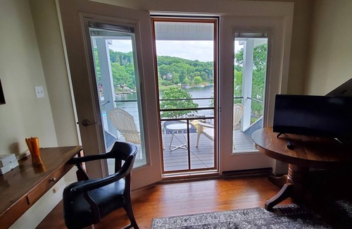 Lehman Maison | Charming lake front craftsman cottage