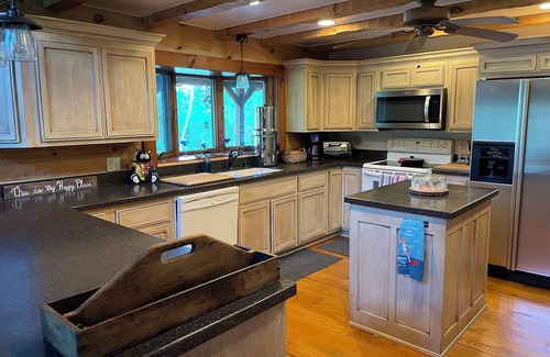 Paisley Cabine | Charming Lake Front Cabin