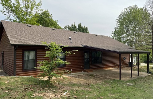 Porum Cabine | Charming lake house in Porum w/ a game room & an outdoor firepit
