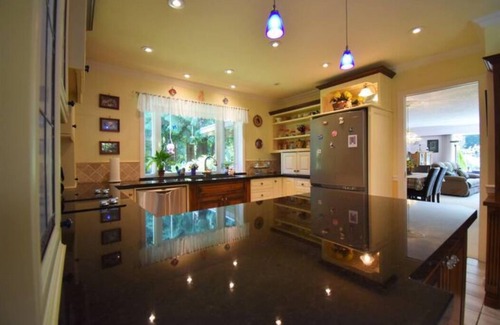 Langley Maison | Charming Lake side Rancher, peaceful paradise