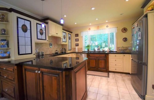 Langley Maison | Charming Lake side Rancher, peaceful paradise