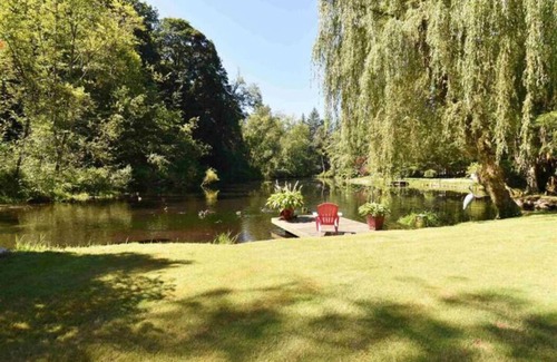 Langley Maison | Charming Lake side Rancher, peaceful paradise