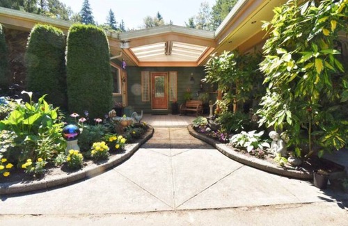 Langley Maison | Charming Lake side Rancher, peaceful paradise