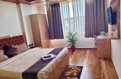 Pink City Hôtel | Charming Lake View hotel in marvelous Jaipur with WiFi, AC