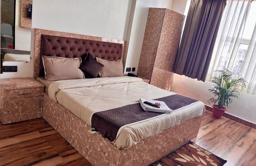 Pink City Hôtel | Charming Lake View hotel in marvelous Jaipur with WiFi, AC